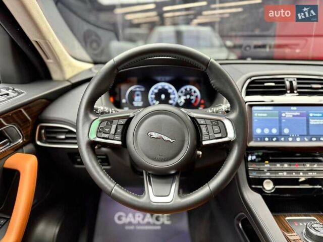 Белый Ягуар Ф-Пейс, объемом двигателя 3 л и пробегом 71 тыс. км за 27900 $, фото 39 на Automoto.ua