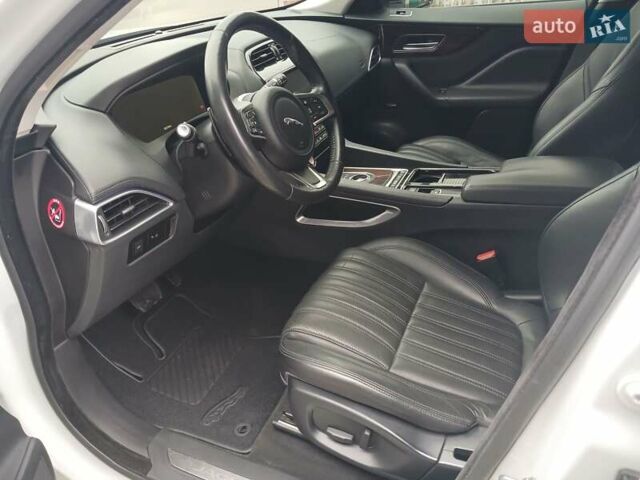 Белый Ягуар Ф-Пейс, объемом двигателя 2 л и пробегом 102 тыс. км за 24500 $, фото 12 на Automoto.ua