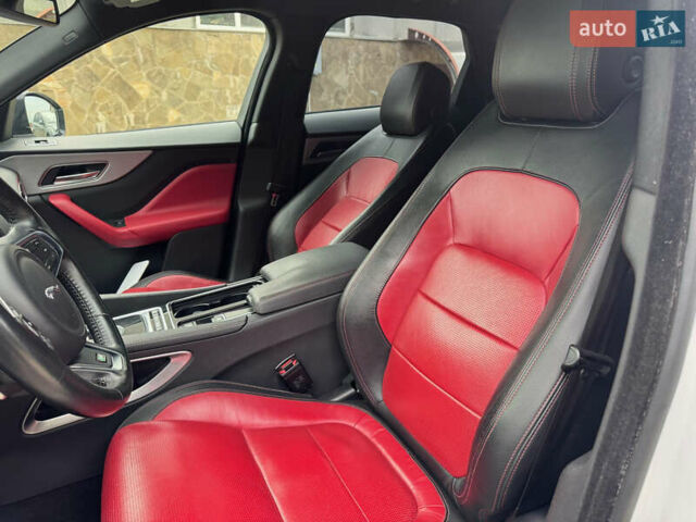 Білий Ягуар Ф-Пейс, об'ємом двигуна 2 л та пробігом 100 тис. км за 25700 $, фото 45 на Automoto.ua