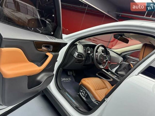 Белый Ягуар Ф-Пейс, объемом двигателя 3 л и пробегом 71 тыс. км за 27900 $, фото 31 на Automoto.ua