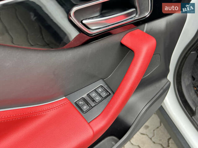 Белый Ягуар Ф-Пейс, объемом двигателя 2 л и пробегом 177 тыс. км за 28990 $, фото 49 на Automoto.ua