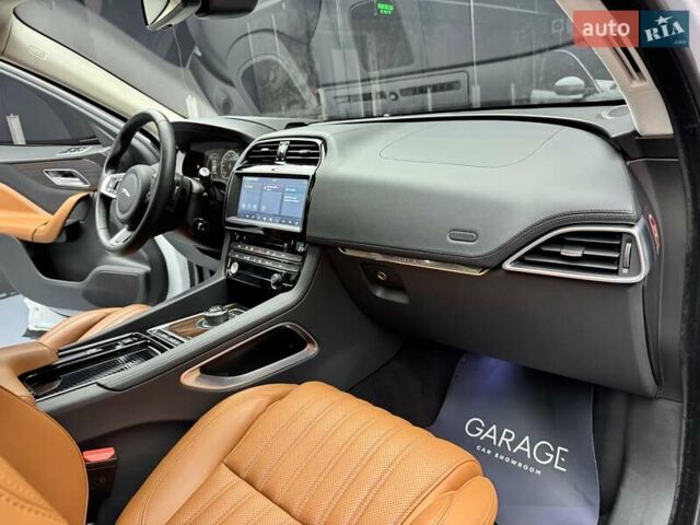 Белый Ягуар Ф-Пейс, объемом двигателя 3 л и пробегом 71 тыс. км за 27900 $, фото 68 на Automoto.ua