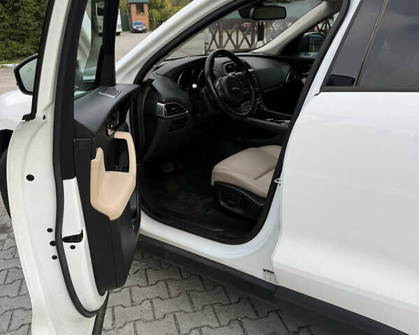 Белый Ягуар Ф-Пейс, объемом двигателя 3 л и пробегом 151 тыс. км за 22900 $, фото 8 на Automoto.ua