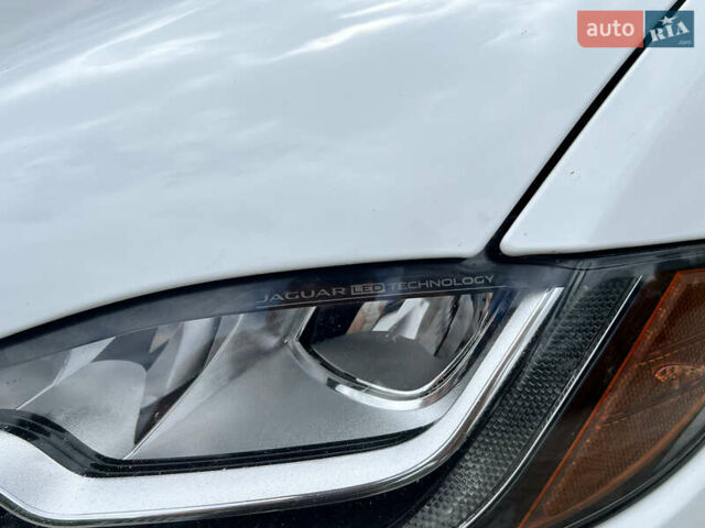 Белый Ягуар Ф-Пейс, объемом двигателя 2 л и пробегом 177 тыс. км за 28990 $, фото 15 на Automoto.ua