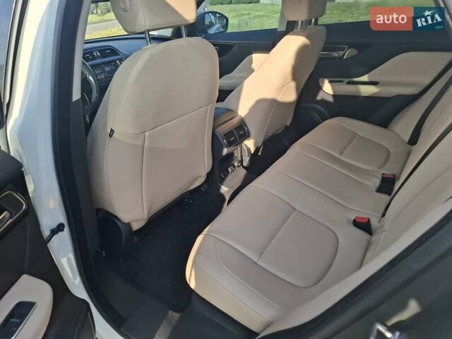 Білий Ягуар Ф-Пейс, об'ємом двигуна 2 л та пробігом 122 тис. км за 24400 $, фото 61 на Automoto.ua