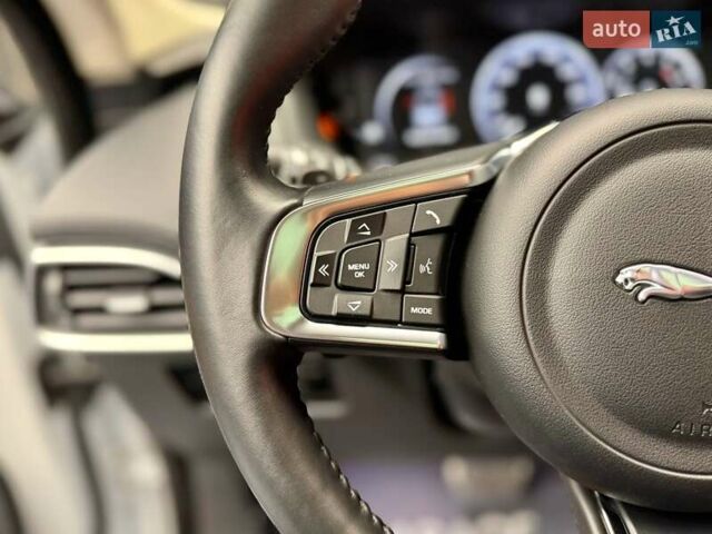 Белый Ягуар Ф-Пейс, объемом двигателя 3 л и пробегом 71 тыс. км за 27900 $, фото 40 на Automoto.ua