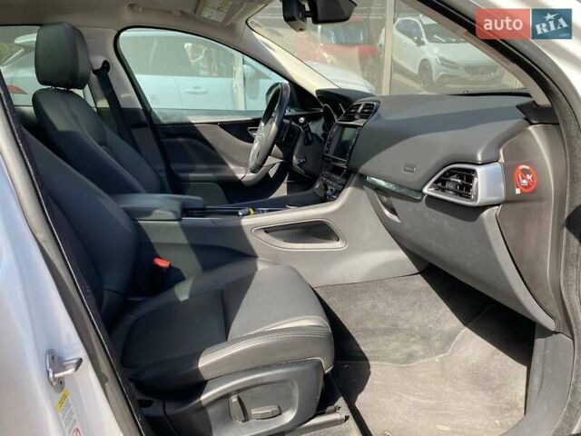 Белый Ягуар Ф-Пейс, объемом двигателя 2 л и пробегом 120 тыс. км за 22900 $, фото 20 на Automoto.ua