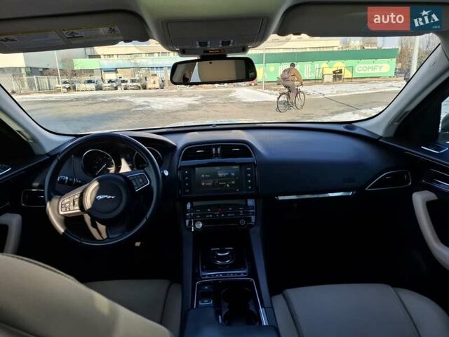 Білий Ягуар Ф-Пейс, об'ємом двигуна 2 л та пробігом 122 тис. км за 24400 $, фото 41 на Automoto.ua