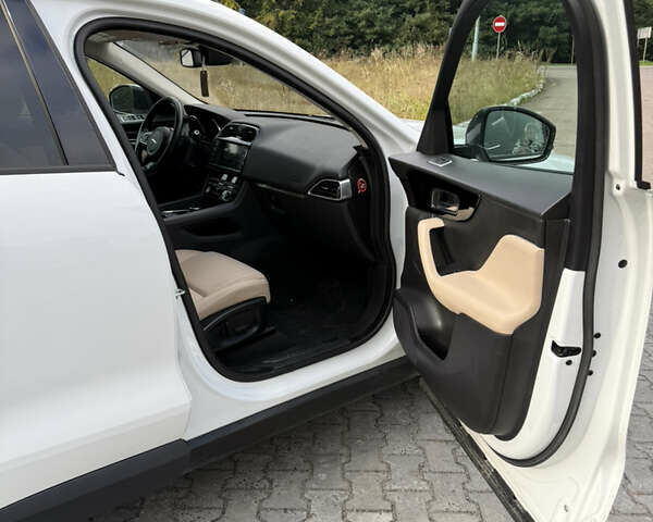 Белый Ягуар Ф-Пейс, объемом двигателя 3 л и пробегом 151 тыс. км за 22900 $, фото 10 на Automoto.ua