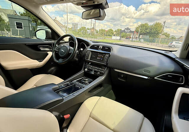 Белый Ягуар Ф-Пейс, объемом двигателя 2 л и пробегом 128 тыс. км за 23700 $, фото 16 на Automoto.ua