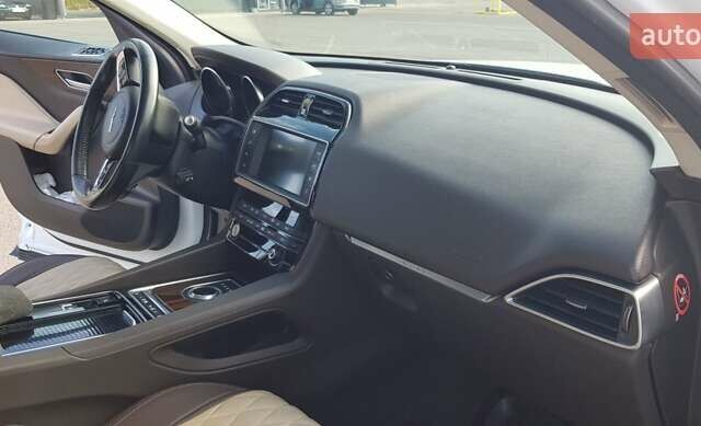 Білий Ягуар Ф-Пейс, об'ємом двигуна 2 л та пробігом 162 тис. км за 27000 $, фото 7 на Automoto.ua