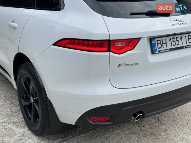 Білий Ягуар Ф-Пейс, об'ємом двигуна 2 л та пробігом 100 тис. км за 25700 $, фото 33 на Automoto.ua