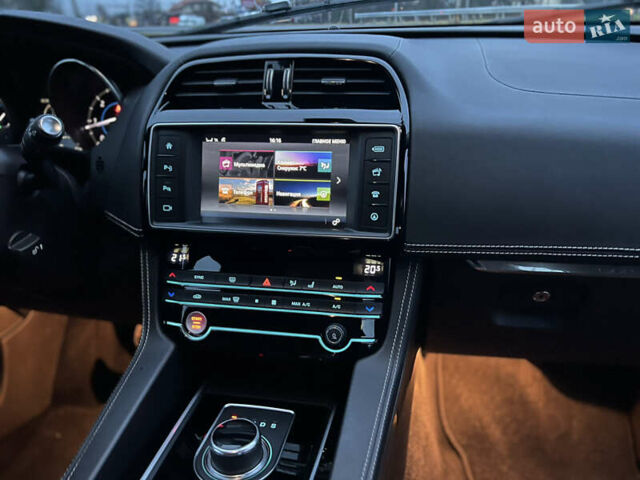 Белый Ягуар Ф-Пейс, объемом двигателя 3 л и пробегом 160 тыс. км за 25500 $, фото 27 на Automoto.ua