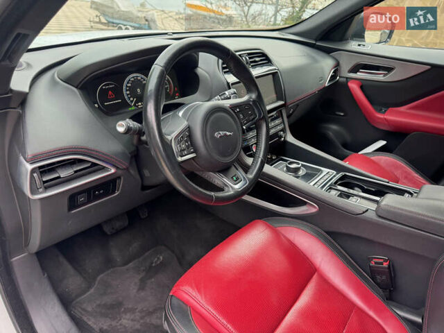 Білий Ягуар Ф-Пейс, об'ємом двигуна 2 л та пробігом 100 тис. км за 25700 $, фото 43 на Automoto.ua