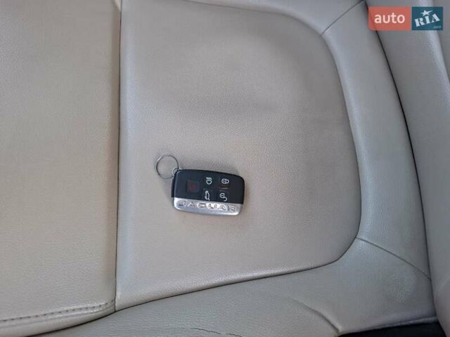 Білий Ягуар Ф-Пейс, об'ємом двигуна 2 л та пробігом 122 тис. км за 26500 $, фото 55 на Automoto.ua