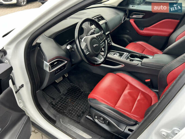 Белый Ягуар Ф-Пейс, объемом двигателя 2 л и пробегом 177 тыс. км за 28990 $, фото 46 на Automoto.ua