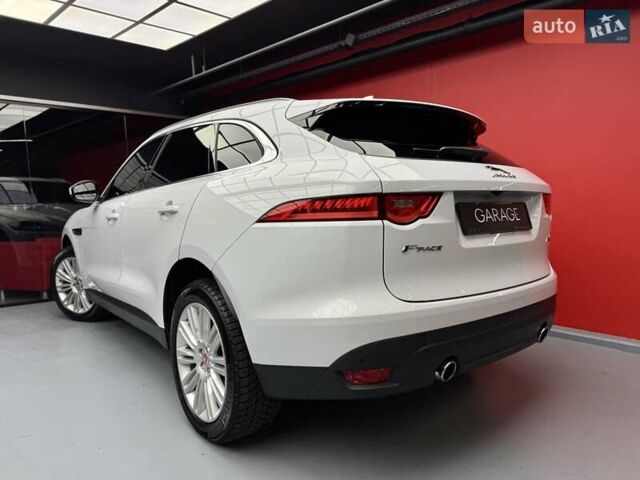 Белый Ягуар Ф-Пейс, объемом двигателя 3 л и пробегом 71 тыс. км за 27900 $, фото 25 на Automoto.ua