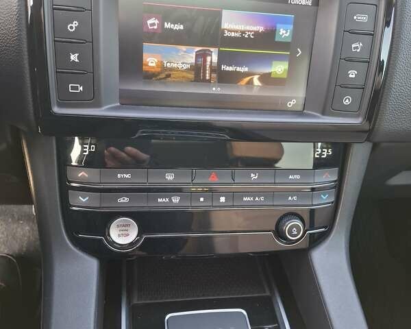 Білий Ягуар Ф-Пейс, об'ємом двигуна 2 л та пробігом 122 тис. км за 24400 $, фото 45 на Automoto.ua