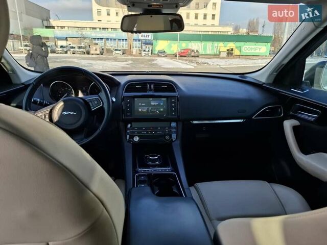 Білий Ягуар Ф-Пейс, об'ємом двигуна 2 л та пробігом 122 тис. км за 24400 $, фото 35 на Automoto.ua