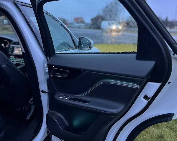 Белый Ягуар Ф-Пейс, объемом двигателя 3 л и пробегом 160 тыс. км за 25500 $, фото 22 на Automoto.ua