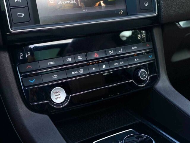 Белый Ягуар Ф-Пейс, объемом двигателя 0 л и пробегом 49 тыс. км за 22990 $, фото 19 на Automoto.ua