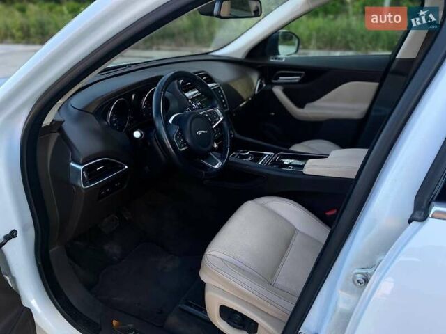 Белый Ягуар Ф-Пейс, объемом двигателя 2 л и пробегом 49 тыс. км за 22990 $, фото 17 на Automoto.ua