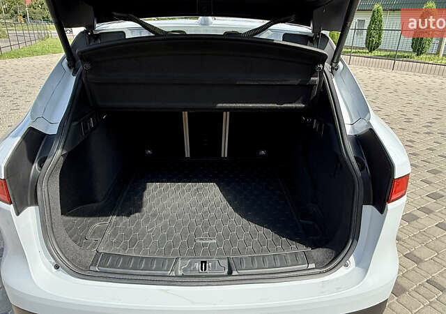 Белый Ягуар Ф-Пейс, объемом двигателя 2 л и пробегом 128 тыс. км за 23700 $, фото 21 на Automoto.ua