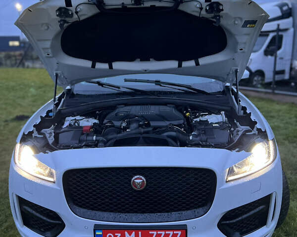 Белый Ягуар Ф-Пейс, объемом двигателя 3 л и пробегом 160 тыс. км за 25500 $, фото 43 на Automoto.ua