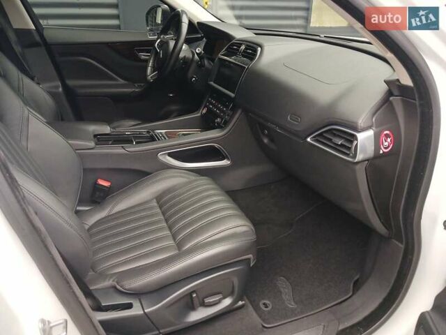 Белый Ягуар Ф-Пейс, объемом двигателя 2 л и пробегом 102 тыс. км за 24500 $, фото 19 на Automoto.ua