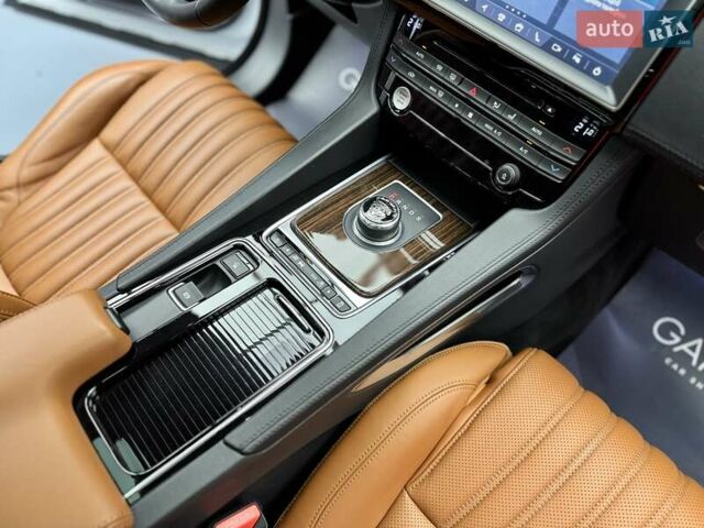 Белый Ягуар Ф-Пейс, объемом двигателя 3 л и пробегом 71 тыс. км за 27900 $, фото 71 на Automoto.ua