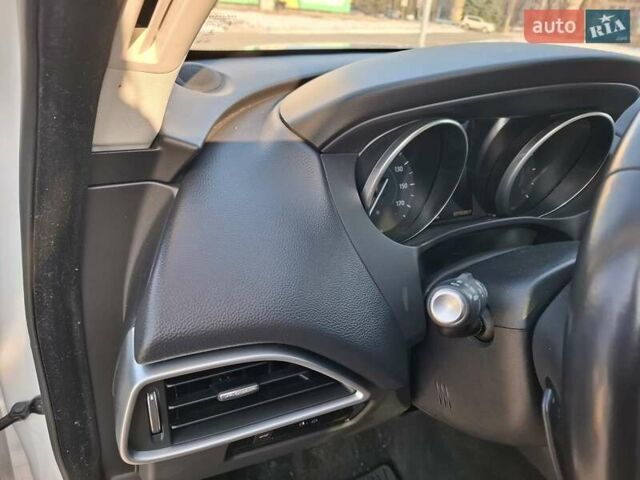 Білий Ягуар Ф-Пейс, об'ємом двигуна 2 л та пробігом 122 тис. км за 24400 $, фото 11 на Automoto.ua