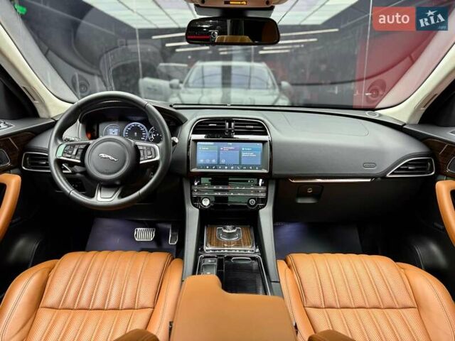 Белый Ягуар Ф-Пейс, объемом двигателя 3 л и пробегом 71 тыс. км за 27900 $, фото 44 на Automoto.ua