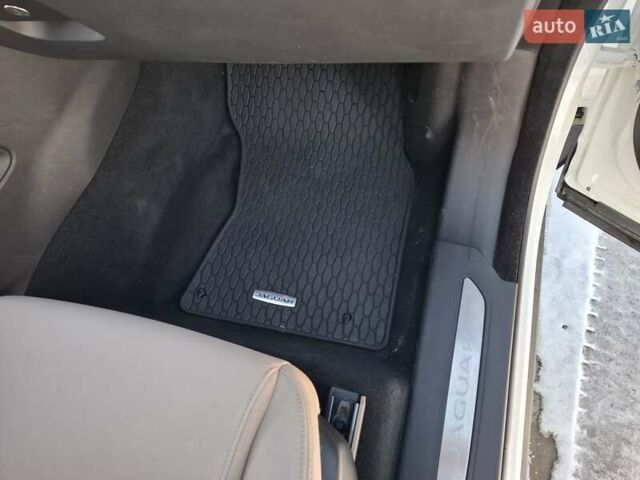 Білий Ягуар Ф-Пейс, об'ємом двигуна 2 л та пробігом 122 тис. км за 24400 $, фото 22 на Automoto.ua