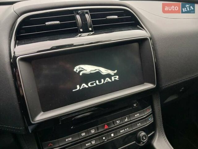 Белый Ягуар Ф-Пейс, объемом двигателя 2 л и пробегом 102 тыс. км за 24500 $, фото 30 на Automoto.ua