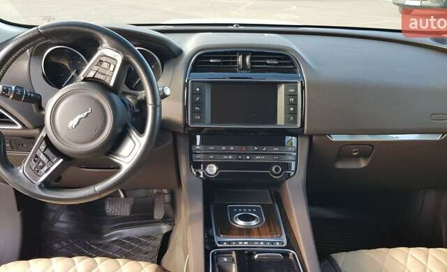 Білий Ягуар Ф-Пейс, об'ємом двигуна 2 л та пробігом 162 тис. км за 27000 $, фото 2 на Automoto.ua