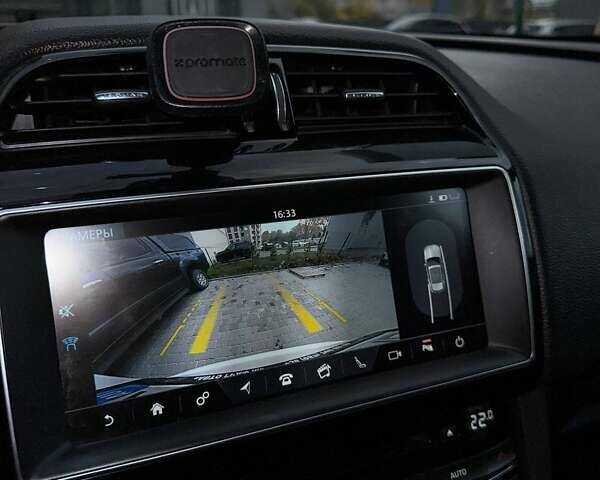 Белый Ягуар Ф-Пейс, объемом двигателя 2 л и пробегом 96 тыс. км за 38000 $, фото 3 на Automoto.ua