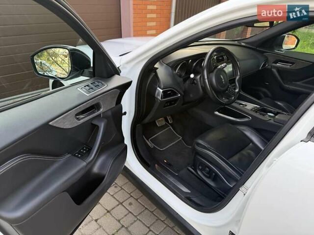 Белый Ягуар Ф-Пейс, объемом двигателя 3 л и пробегом 124 тыс. км за 24500 $, фото 3 на Automoto.ua