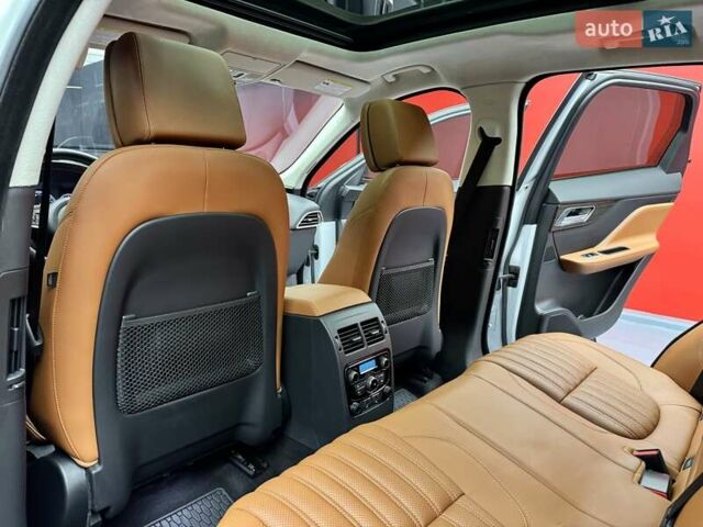 Белый Ягуар Ф-Пейс, объемом двигателя 3 л и пробегом 71 тыс. км за 27900 $, фото 52 на Automoto.ua