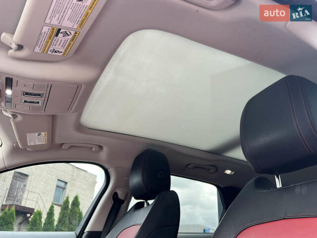 Белый Ягуар Ф-Пейс, объемом двигателя 2 л и пробегом 177 тыс. км за 28990 $, фото 29 на Automoto.ua