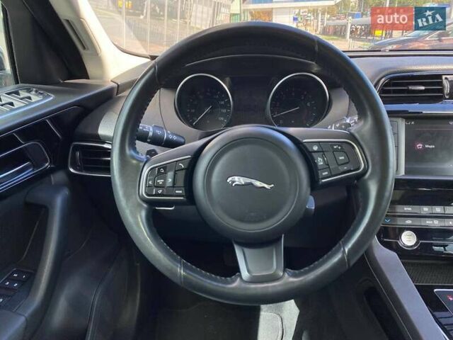 Белый Ягуар Ф-Пейс, объемом двигателя 2 л и пробегом 120 тыс. км за 22900 $, фото 12 на Automoto.ua