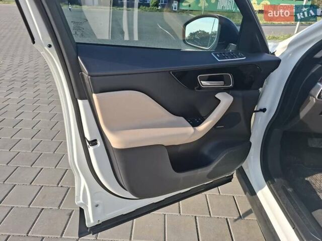 Білий Ягуар Ф-Пейс, об'ємом двигуна 2 л та пробігом 122 тис. км за 24400 $, фото 30 на Automoto.ua