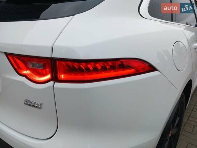 Белый Ягуар Ф-Пейс, объемом двигателя 2 л и пробегом 102 тыс. км за 24500 $, фото 5 на Automoto.ua