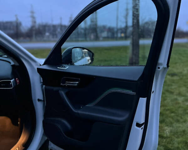 Белый Ягуар Ф-Пейс, объемом двигателя 3 л и пробегом 160 тыс. км за 25500 $, фото 78 на Automoto.ua