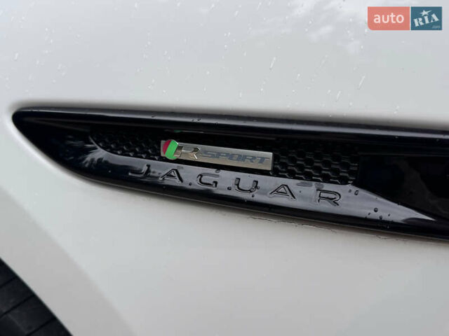 Білий Ягуар Ф-Пейс, об'ємом двигуна 2 л та пробігом 100 тис. км за 25700 $, фото 74 на Automoto.ua