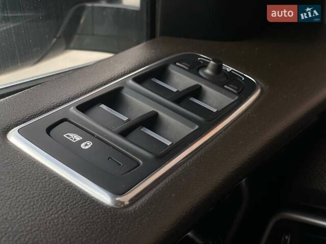 Белый Ягуар Ф-Пейс, объемом двигателя 2 л и пробегом 49 тыс. км за 24290 $, фото 29 на Automoto.ua