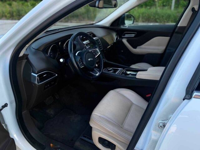 Белый Ягуар Ф-Пейс, объемом двигателя 0 л и пробегом 49 тыс. км за 22990 $, фото 9 на Automoto.ua