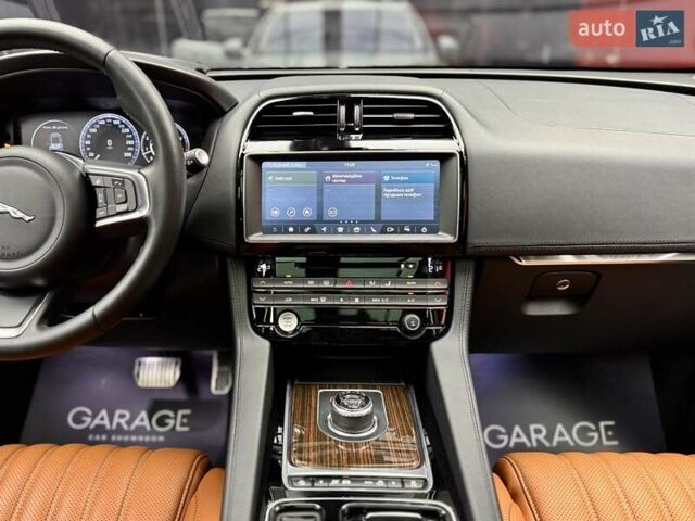 Белый Ягуар Ф-Пейс, объемом двигателя 3 л и пробегом 71 тыс. км за 27900 $, фото 42 на Automoto.ua