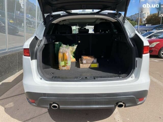 Белый Ягуар Ф-Пейс, объемом двигателя 2 л и пробегом 120 тыс. км за 23900 $, фото 27 на Automoto.ua