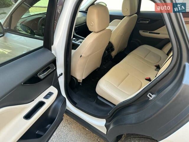 Білий Ягуар Ф-Пейс, об'ємом двигуна 2 л та пробігом 105 тис. км за 24500 $, фото 15 на Automoto.ua