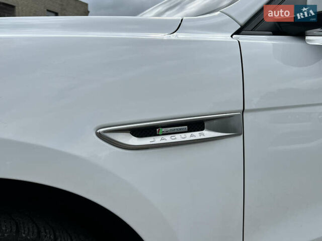 Белый Ягуар Ф-Пейс, объемом двигателя 2 л и пробегом 177 тыс. км за 28990 $, фото 52 на Automoto.ua